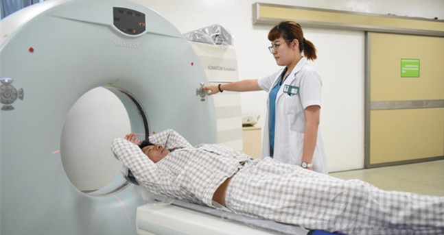 藏民公尕在做ct术前检查